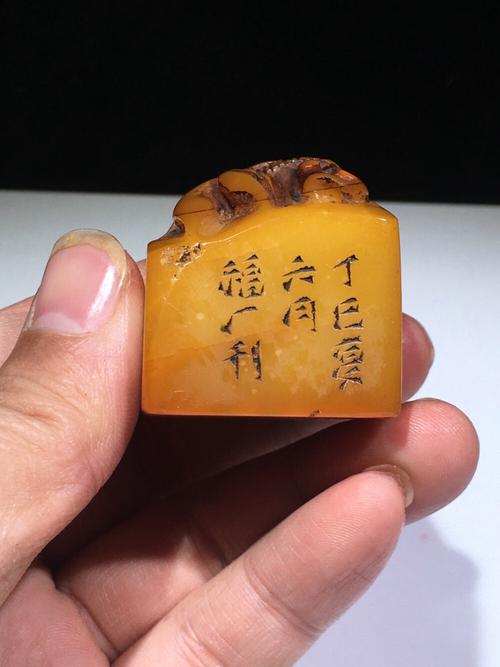旧藏寿山石田黄石名家福厂连年有余印章赏析